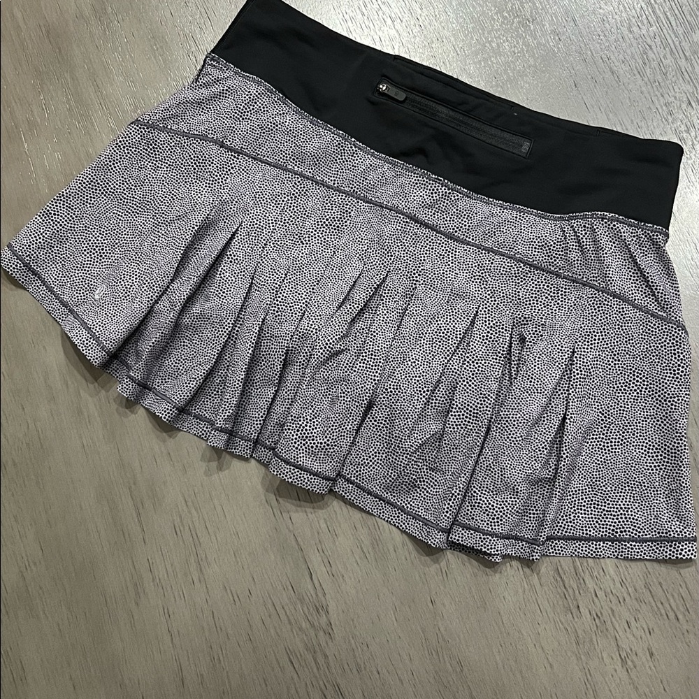 Lululemon Circuit Breaker skirt.  Sz 6R